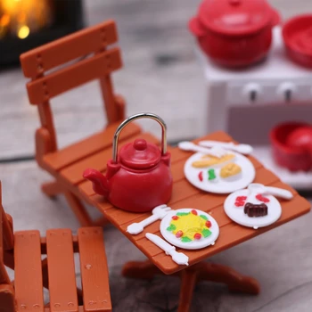 Dollhouse Minyatür Mutfak Mobilya Mini Masa Sandalyeler Çatal Eşya Aksesuar Pişirme Su Isıtıcısı Çorba Kazanı Dolap Gıda Bıçakları Ocak