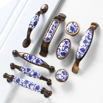 1 adet Moda yaratıcı mavi seramik mobilya kolu bronz çekmece dolap çekme antika pirinç beyaz ve mavi porselen